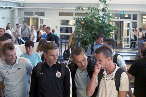 Sparantí fotbalisté ekají na letiti v Malmö na zavazadla. Zleva: Ladislav...