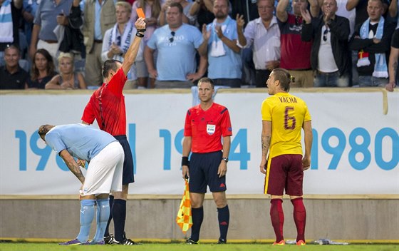 Sparanský záloník Luká Vácha vidí v zápase proti Malmö ervenou kartu.