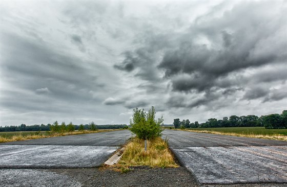 SD naznailo, e krádee na nedokonené dálnici D11 nejsou dílem náhody. V pípad ocelových svodidel je podezení, e lo o kráde materiálu na objednávku. I na tomto míst svodidla zmizela.