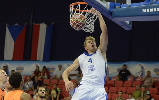 eský basketbalista Patrik Auda smeuje do nizozemského koe.