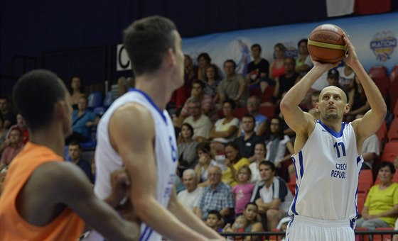 eský basketbalista Lubo Barto stílí na nizozemský ko.