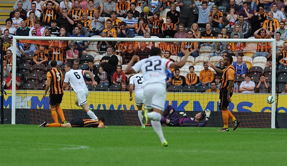 Treníntí fotbalisté slaví gól Tomáe Malce (6) proti Hullu.