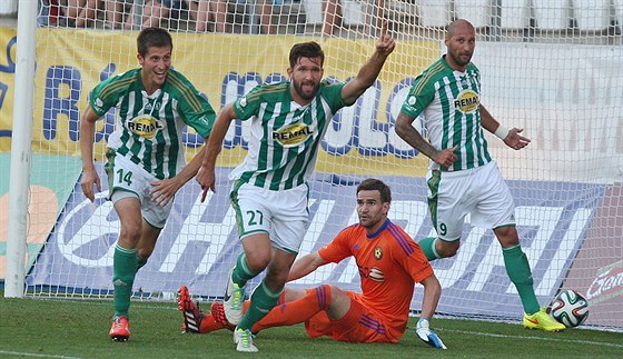 Martin Cseh (27) z Bohemians pekonal jihlavského gólmana Jana Hanue.