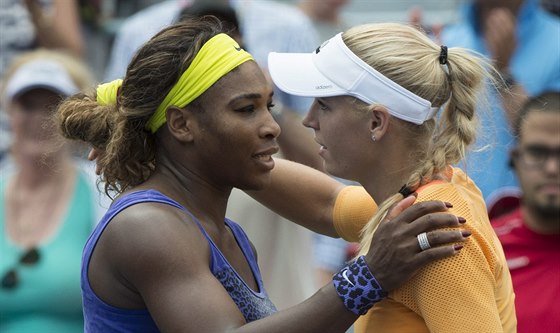 Serena Williamsová (vlevo) pijímá v Montrealu gratulaci od Caroline Wozniacké.