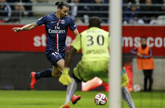 Zlatan Ibrahimovic (vlevo) z Paris St Germain pekonává gólmana Remee.