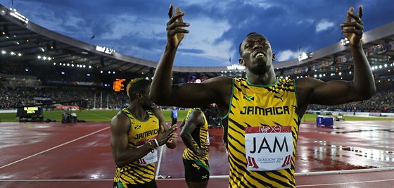 Usain Bolt slaví triumf jamajské tafety na Hrách Commonwealthu.