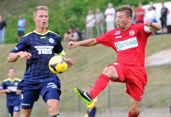 Varnsdorfský fotbalista Jan Filip (vlevo) bojuje o mí proti Janu Martykánovi z...