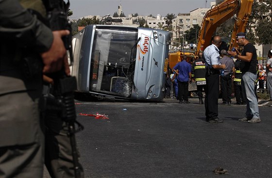 Palestinec za pomoci bagru pevrátil izraelský autobus. Podle policie lo o...