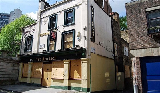 Hospoda The Red Lion v londýnské tvrti Mayfair zavela v roce 2009.