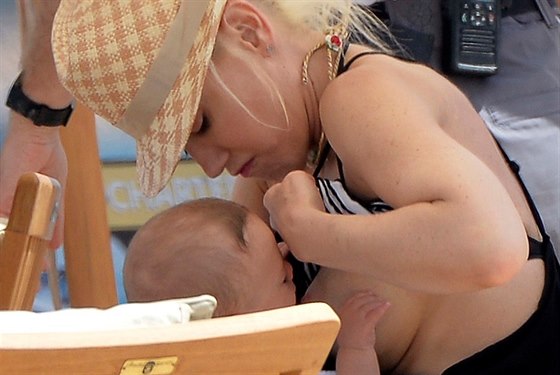 Gwen Stefani kojila syna Apolla na veejnosti.