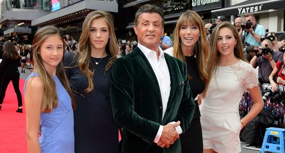 Sylvester Stallone, jeho manelka Jennifer Flavinová a dcery (zleva) Scarlet,...