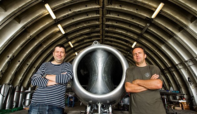 Sbratel Josef Miácký (vlevo) a pilot Roman Svoboda opravují spolu s dalími...