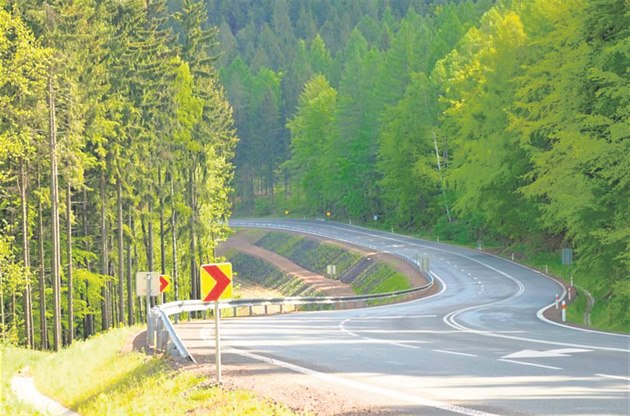 Rekonstrukce silnice a její rozíení o stoupací pruhy na vrchol Pasa.