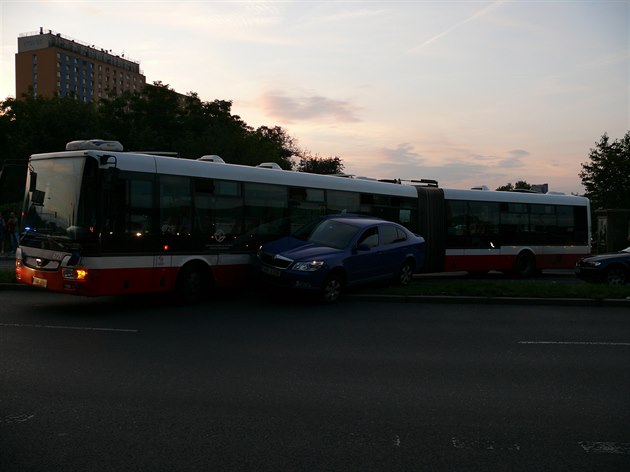 Celkem zajímavá bouraka osobního automobilu a autobusu. Jen tko se odhaduje, jak mohla vzniknout, kdy jste samotnou bouraku pímo nevidli. Autobus díky své délce zatarasil prjezd pes kiovatku. Vytvoila se kolona aut a nkolika autobus. Auta i 