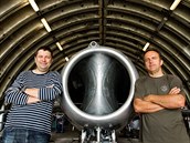Sběratel Josef Miřácký (vlevo) a pilot Roman Svoboda opravují spolu s dalšími... Sběratel Josef Miřácký (vlevo) a pilot Roman Svoboda opravují spolu s dalšími...