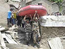 Záchranáský tým z armády pracuje po sesuvu pdy v nepálské oblasti...