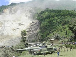 Helikoptéra armády pistála v nepálské oblasti Sindhupalchowk, kde se sesunula...