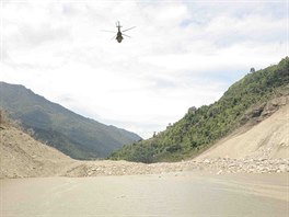 Helikoptéra nepálské armády prolétá nad rozvodnnou ekou Sun Kosi, sesuv pdy...