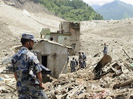 Na místo sesuvu pdy v Nepálu dorazil záchranný tým armády (2. srpna 2014).