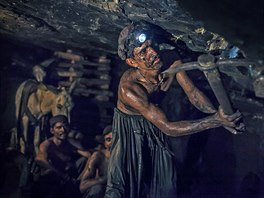 ICHTA. Být horníkem v Pákistánu není ádný med. Ptadvacetiletý Muhammad...