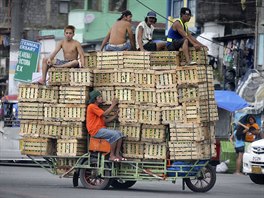 TRICYKLY V AKCI. Filipíntí obchodníci vezou v Manile ovoce na speciáln...