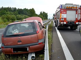 idi na Karlovarsku vjel mezi stedová svodidla. Vysvobodit ho museli hasii.