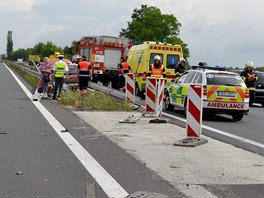 idi na Karlovarsku vjel mezi stedová svodidla. Vysvobodit ho museli hasii.