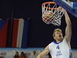 esk basketbalista Patrik Auda smeuje do nizozemskho koe.