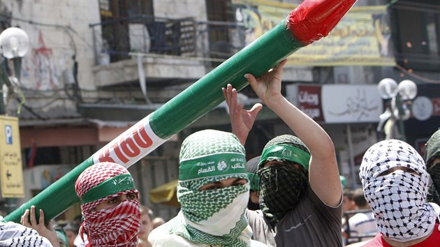 Pznivci Hamasu protestuj s maketou rakety proti Izraeli (1. srpna 2014)