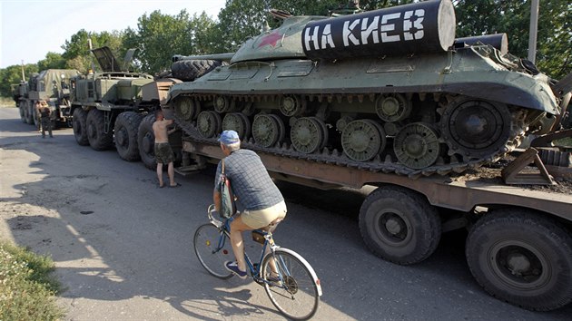 Ukrajint vojci transportuj tank z druh svtov vlky, kterho se bhem povstn v Donbasu zmocnili prorut separatist. Ti tank ozdobili npisem Na Kyjev (1. srpna 2014)