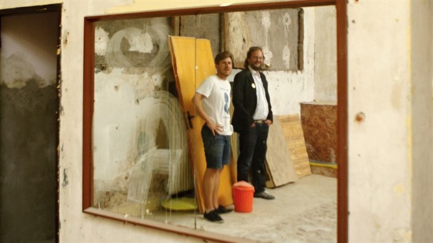 Vizuln umlec Richard Loskot (vlevo) s pedsedou spolku inoherk st Filipem Nuckollsem v budov bvalho kina Hrani, kterou dobrovolnci promuj na kulturn dm s divadelnm zzemm.