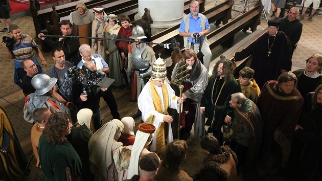 Filmai nateli v prostorch Chebskho hradu i v kostele historick drama Jan Hus.