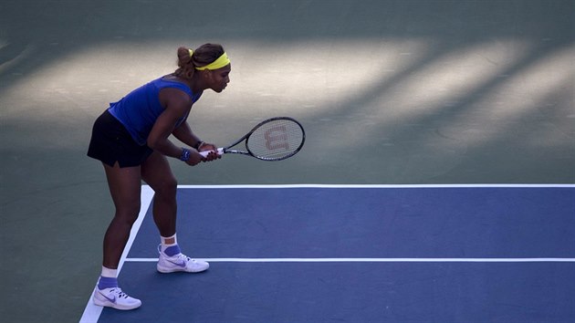 Serena Williamsov h na servis Lucie afov na turnaji v Montrealu.