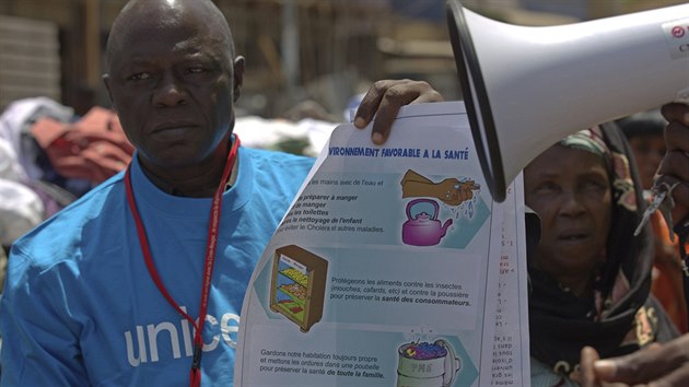 Pracovnci UNICEF  osvtu o ebole (1.srpna 2014).