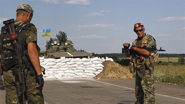 Ukrajint vojci pobl kontrolnho stanovit u msta Debalceve (2. srpna 2014).