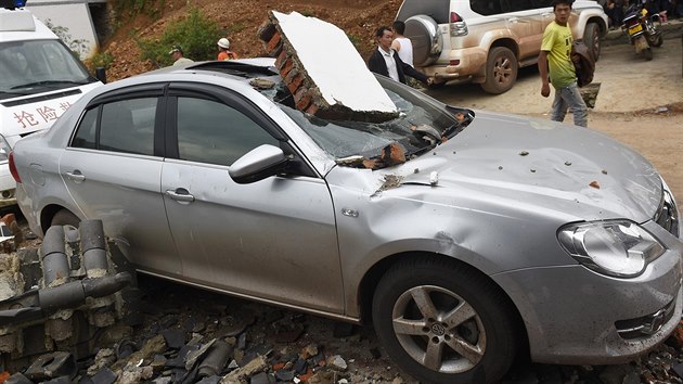 Znien auto po zemtesen v n (4. srpna 2014).
