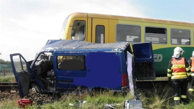 Vlak se srazil s dodvkou ve Strnici na Hodonnsku (7. srpna 2014).