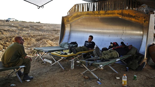 Izraelt vojci odpovaj pobl pechodu do Psma Gazy (7. srpna 2014).