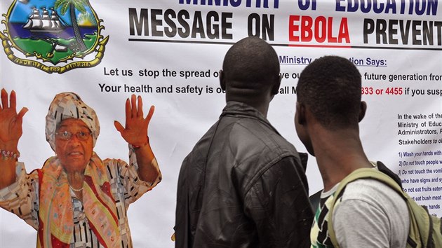 Plakt o prevenci eboly v Librii si tou dva mui (8. srpna 2014).
