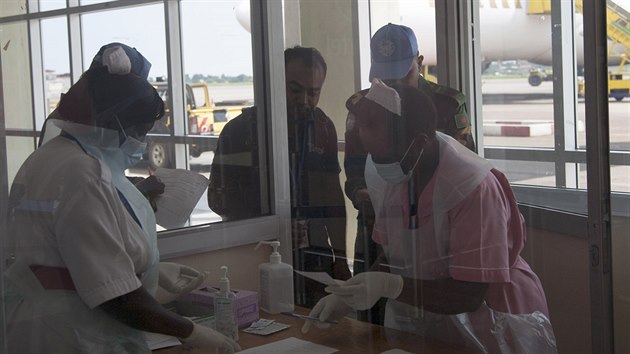 V Ugand kontroluj lidi pijdjc z Demokratick republiky Kongo ve snaze zabrnit en eboly (8. srpna 2014).