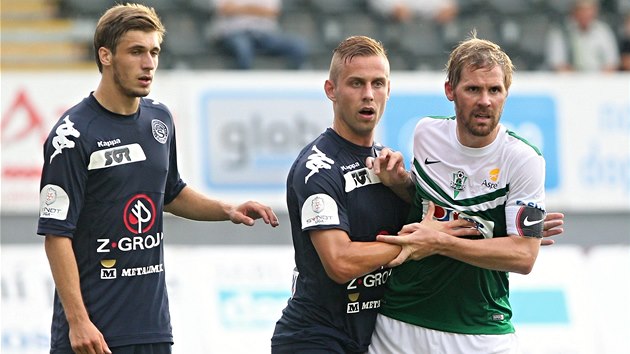 VZJEMN DREN. Tom Hbschman a Petr Reinberk v ligovm zpase Jablonec - Slovcko.