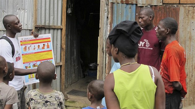 Pracovnci organizace UNICEF se sna ukzat obyvatelm hlavnho msta Sierry Leone, jak se chrnit ped smrtcm virem (6. srpna 2014).