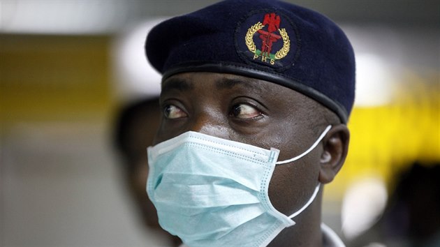 Nigerijsk ednk kontroluje pasary po pletu na mezinrodn letit v Lagosu (4. srpna 2014).