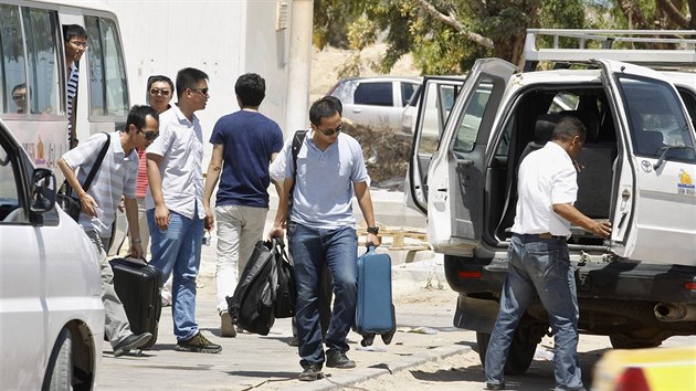 nt diplomat prchaj z boji zmtan Libye, zemi opoutj pes hranin pechod s Tuniskem (2. srpna 2014).