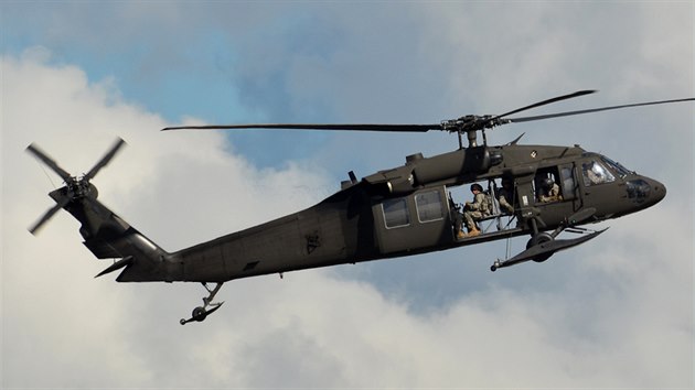 Vrtulnk UH-60 Black Hawk bhem leteck show Arctic Thunder na Aljace.