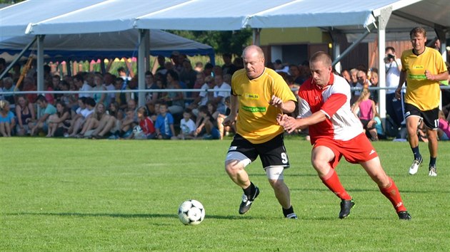 V tmu Houslic, sloenho z herc a fotbalist televiznho serilu a filmu Okresn pebor, nastoupil i herec Dejvickho divadla David Novotn.