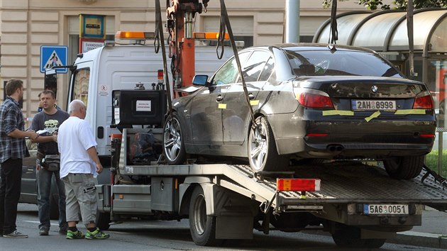 Odtahov sluba odv auto, kterm idi smrteln zranil dvku na nmst Kinskch v Praze. (5. srpna 2014)