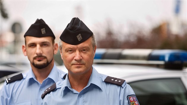 Prat policist Luk Kasal (vlevo) a Michal Bran pedvdj nov epice lodiky