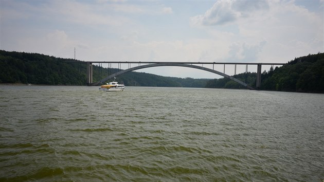 kovsk most, odkud svrhvali sudy s obmi do Vltavy takzvan orlit vrazi