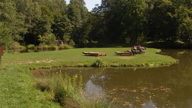 Pohoda na lavikch v botanickm parku zoologick zahrady v Ostrav.